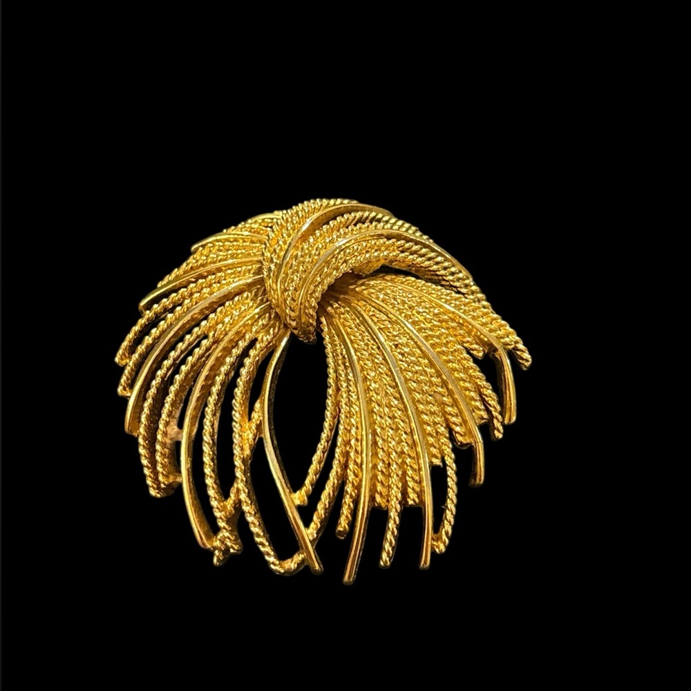 Vintage Monet gold tone mirador pin brooch signed